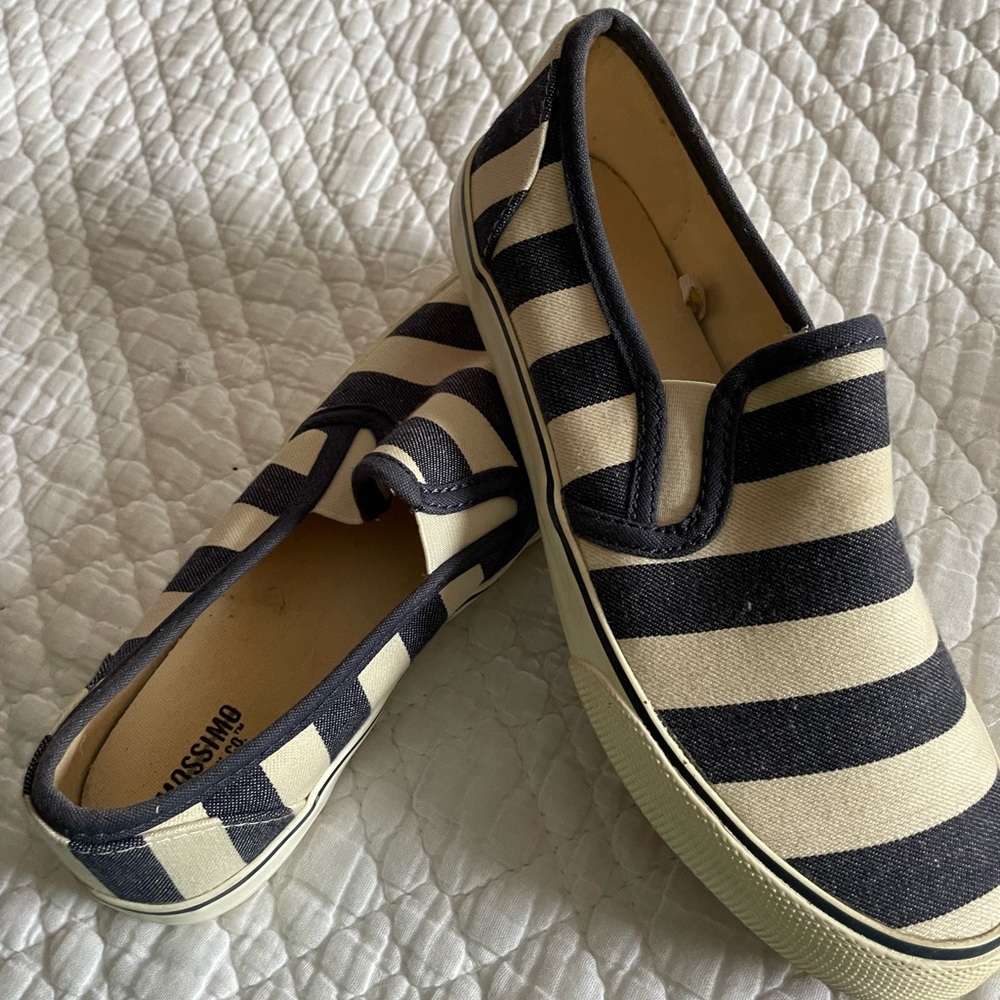 Shoes ANY SHOES ($10 or less) 3 for $15 in bundle.